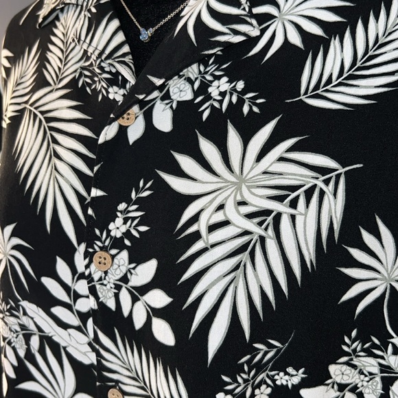 C&C California Size M Floral Button Down - Picture 3 of 12